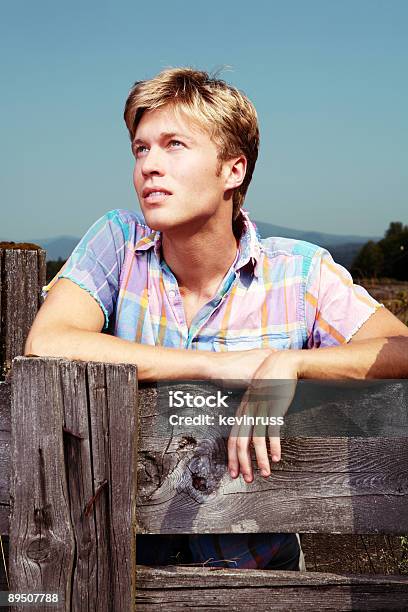 Mężczyzna Patrząc W Górę O Blond Włosach Bawi Się Na Zewnątrz - zdjęcia stockowe i więcej obrazów Beżowy