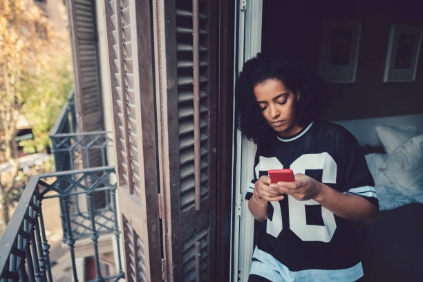 mensajes de texto de mujer infeliz en el balcón - teenage girls women beauty loneliness fotografías e imágenes de stock