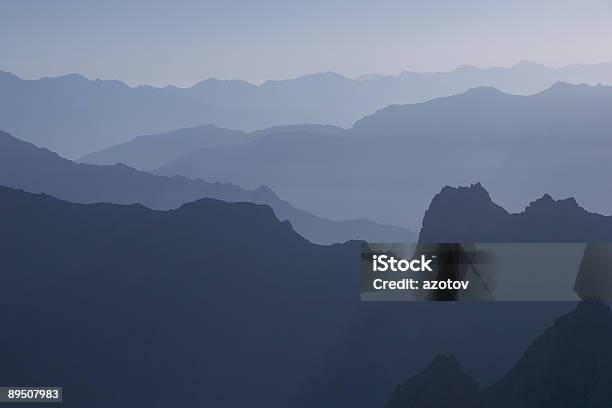 Foto de Silhuetas De Montanhas e mais fotos de stock de Mountain View - Arkansas - Mountain View - Arkansas, No alto, Azul