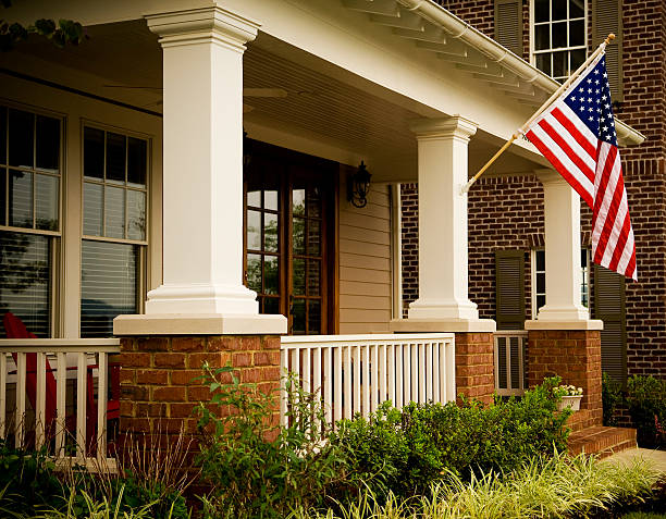 drzwi domu z amerykańską flagę - chair grass flower bed nobody zdjęcia i obrazy z banku zdjęć