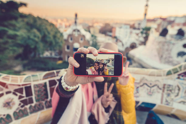 amigos tomando selfie en parque guell, barcelona - destinos turísticos fotos fotografías e imágenes de stock