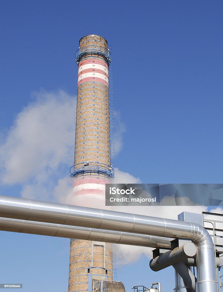 E stack di tubi di fumo della centrale elettrica - Foto stock royalty-free di Acciaio