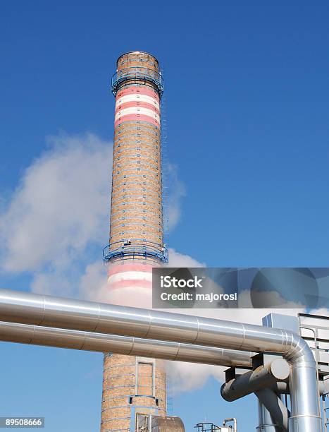 E Stack Di Tubi Di Fumo Della Centrale Elettrica - Fotografie stock e altre immagini di Acciaio - Acciaio, Blu, Calore - Concetto