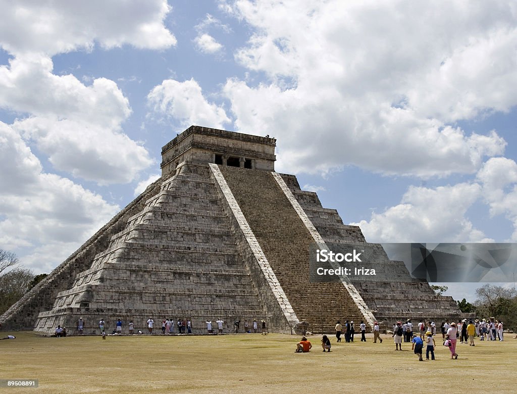 Mayas antiguas Piramide en Chichen Itza, los pasos - Foto de stock de Chichen Itzá libre de derechos