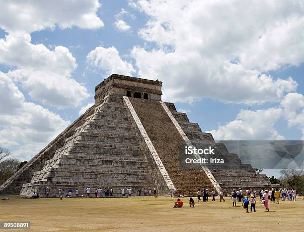 Mayas Antiguas Piramide En Chichen Itza Los Pasos Foto de stock y más banco de imágenes de Chichen Itzá - Chichen Itzá, Maya, Aire libre