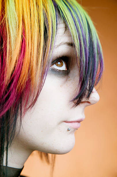 代わりの女の子、マルチ colred ヘアのスタイル - pierced punk goth teenager ストックフォトと画像