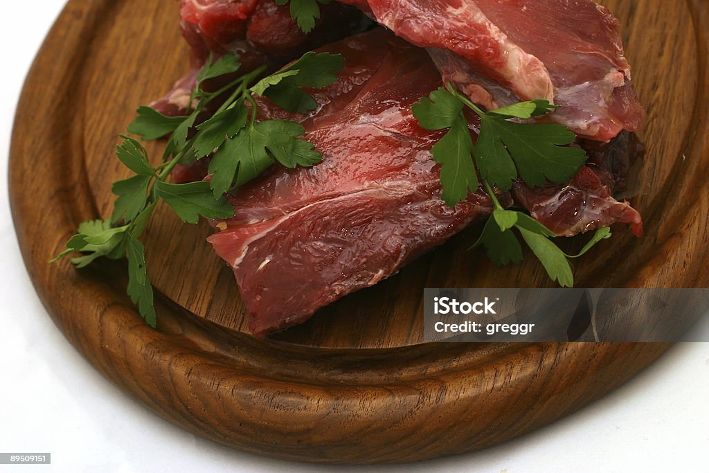 Carne fresca cruda nel piatto rosso - Foto stock royalty-free di Agnello - Carne