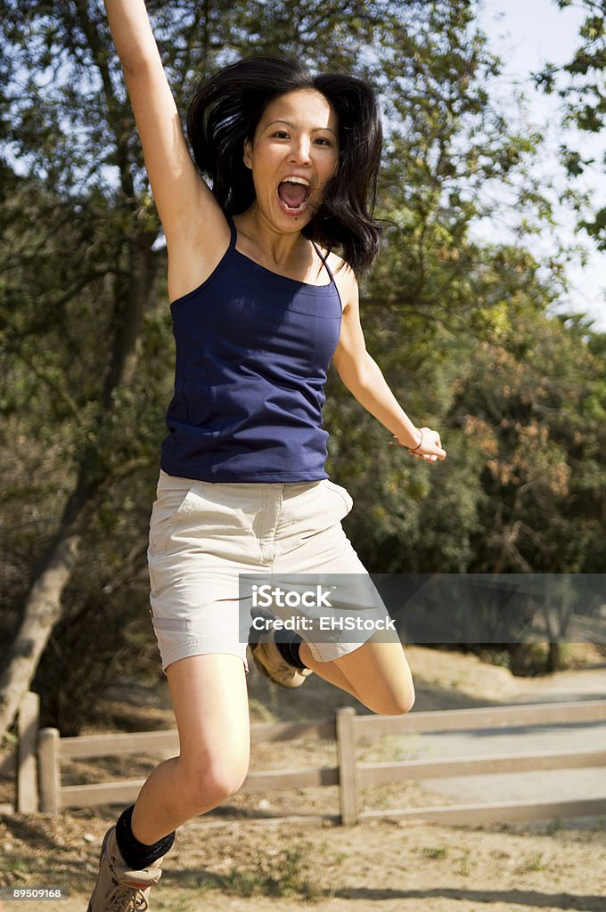 Jovem mulher asiática camping pulando de alegria - Foto de stock de Adulto royalty-free