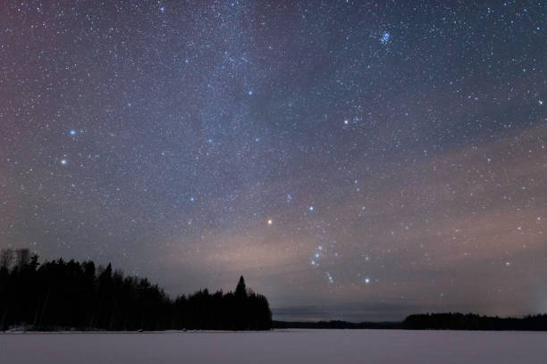 arriba de la constelación de orión congelado lago - las pléyades fotografías e imágenes de stock
