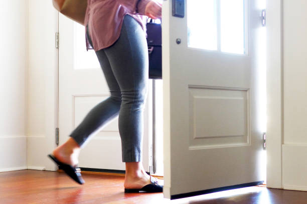 straal walvis Bemiddelaar Woman Carrying Walking Out From Door Stock Photo - Download Image Now -  Leaving, Door, Front Door - iStock