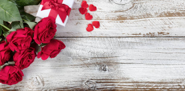istock Gift box with red roses and hearts on rustic wood 895135222
