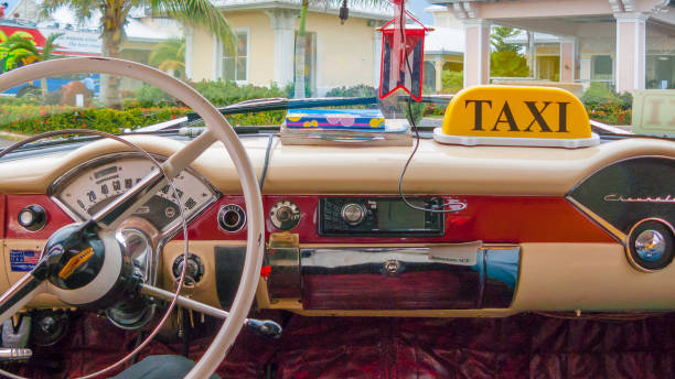 interior de taxi cubano típico - taxi retro revival havana car fotografías e imágenes de stock