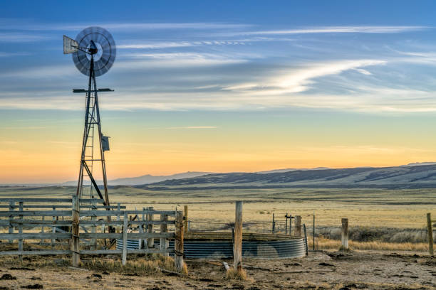 moinho de vento no colorado prairie - grass area field hill prairie - fotografias e filmes do acervo