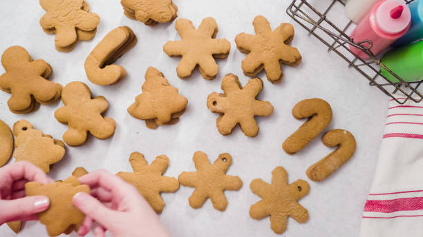 istock Decorating gingerbread cookies with royal icing for Christmas. 895219874