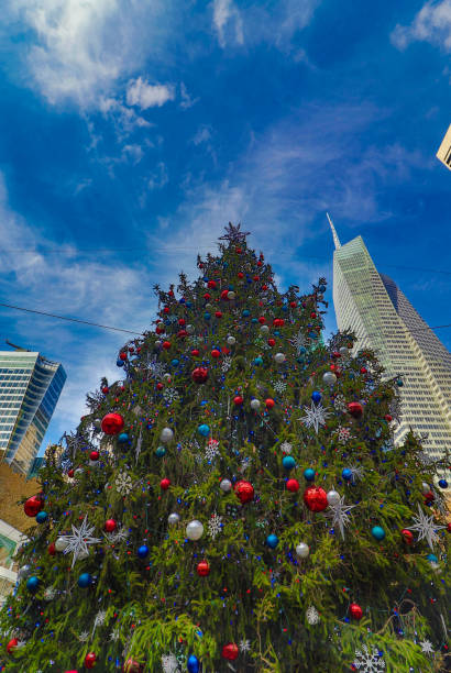 istock Christmas Tree in New York 895234836