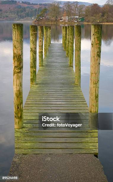 Dock Am Ruhigen See Stockfoto und mehr Bilder von Altertümlich - Altertümlich, Anlegestelle, Bauholz-Brett