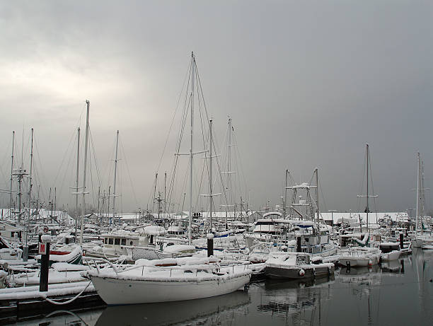 marina снег - moored nautical vessel tied knot sailboat стоковые фото и изображения