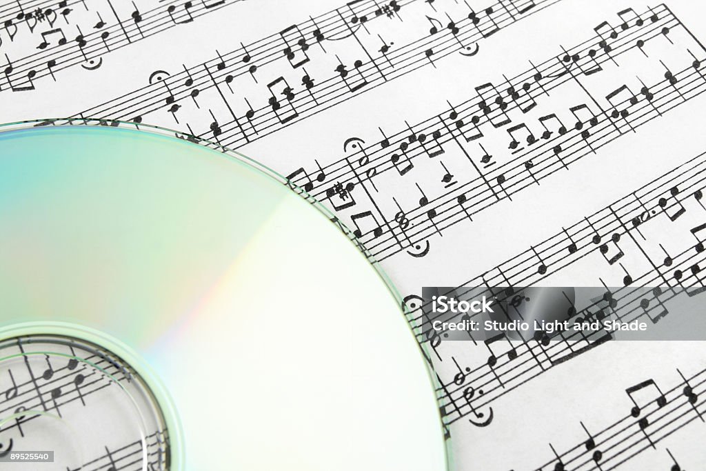 CD sul foglio di musica - Foto stock royalty-free di Apparecchiatura di registrazione del suono