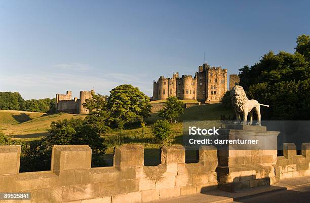 Castelo De Alnwick E Lions Bridge - Fotografias de stock e mais imagens de Castelo de Alnwick - Castelo de Alnwick, Alnwick, Castelo