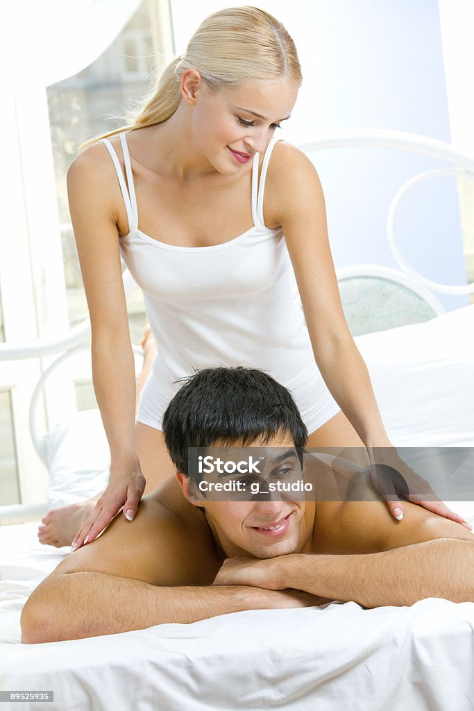 Junge glückliche Paar bei einer massage im Schlafzimmer - Lizenzfrei Attraktive Frau Stock-Foto