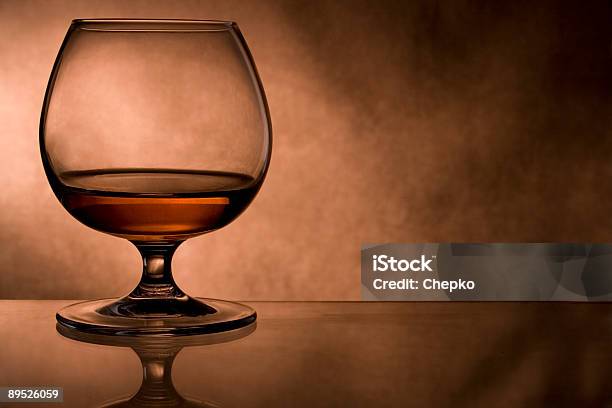 Cognacglas Stockfoto und mehr Bilder von Alkoholisches Getränk - Alkoholisches Getränk, Alkoholismus, Allgemein beschreibende Begriffe