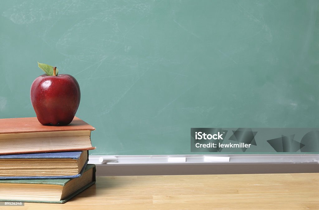 Scuola ancora la vita con copyspace su chalkboard - Foto stock royalty-free di Lavagna