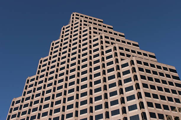 bâtiment de forme triangulaire et ciel bleu - southwest usa built structure office building exterior photos et images de collection