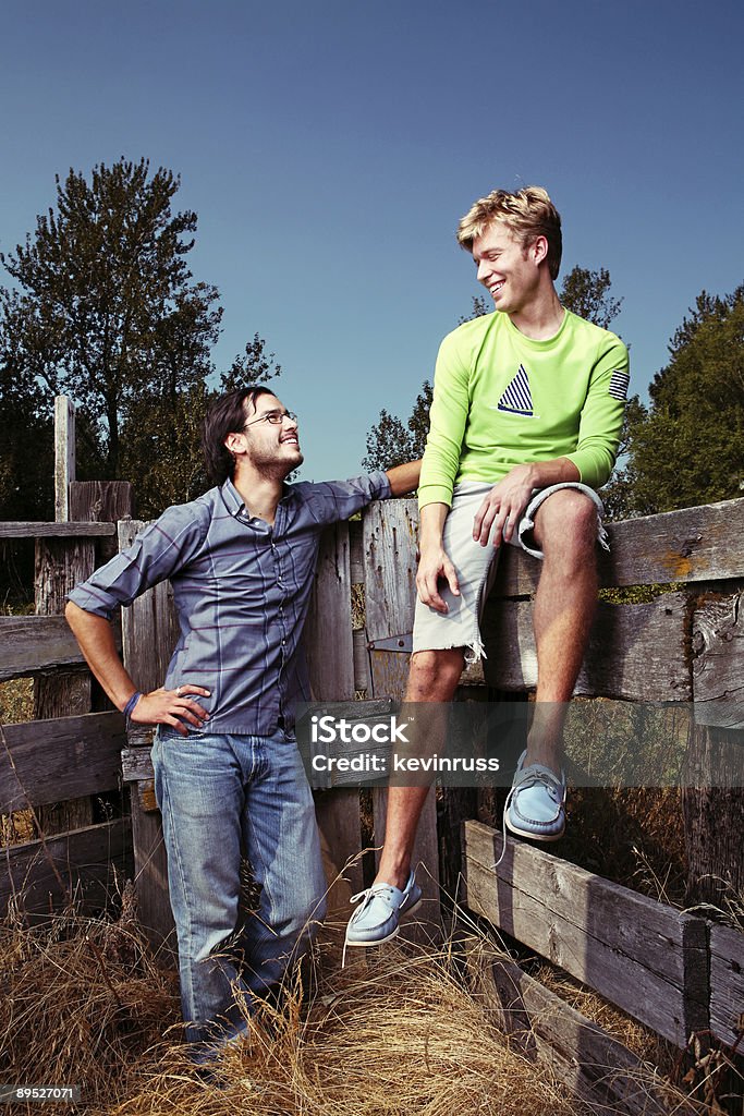 Молодые мужчины, улыбается на открытом воздухе - Стоковые фото Бежевый роялти-фри