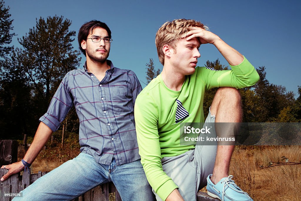 Dois ciclistas de amigos em campo. - Foto de stock de Adulto royalty-free