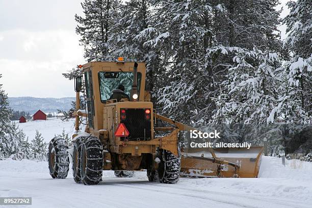 Neve Aratro Con Barns - Fotografie stock e altre immagini di Idaho - Idaho, Inverno, Ambientazione esterna