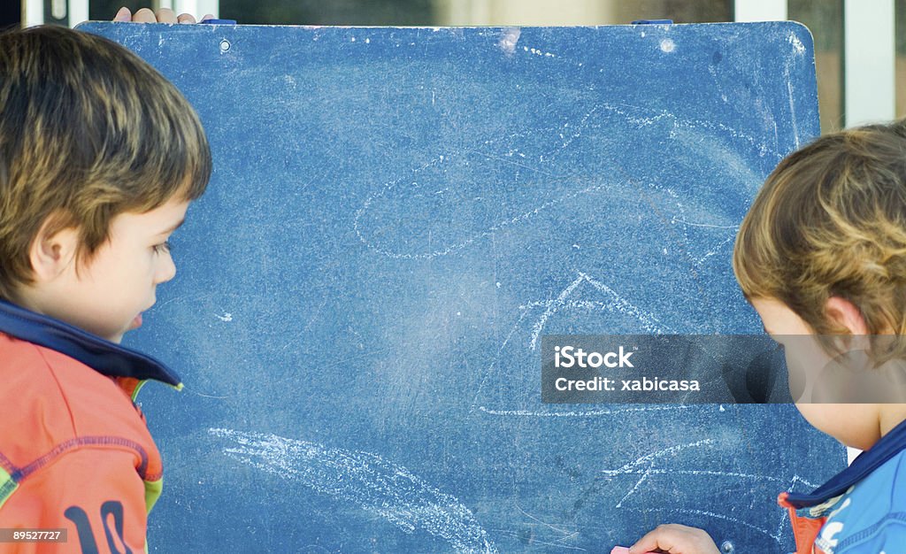 Jungen Gemälde auf eine Tafel - Lizenzfrei Andersherum Stock-Foto