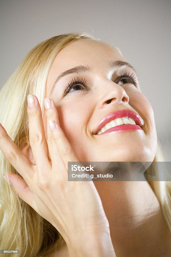Портрет молодой счастливая женщина, применяя макияж - Стоковые фото Благополучие роялти-фри