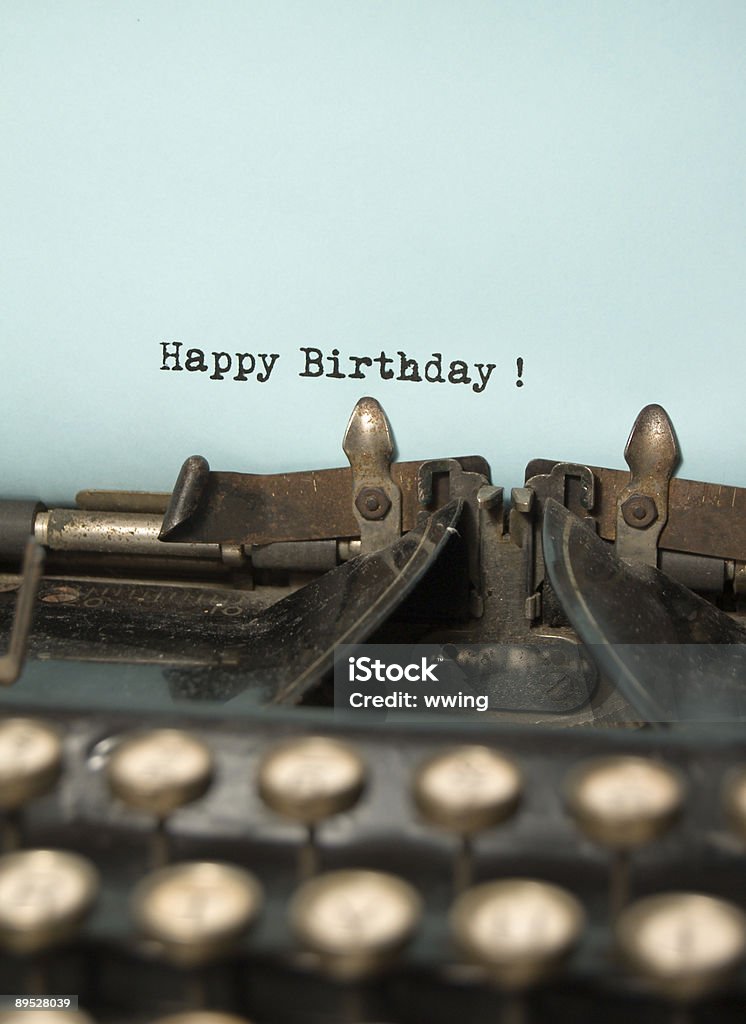 Joyeux anniversaire sur l'ancienne machine à écrire - Photo de Anniversaire libre de droits