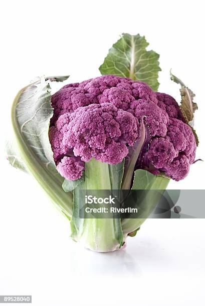 Púrpura Cauliflowers Foto de stock y más banco de imágenes de Alimento - Alimento, Blanco - Color, Brécol