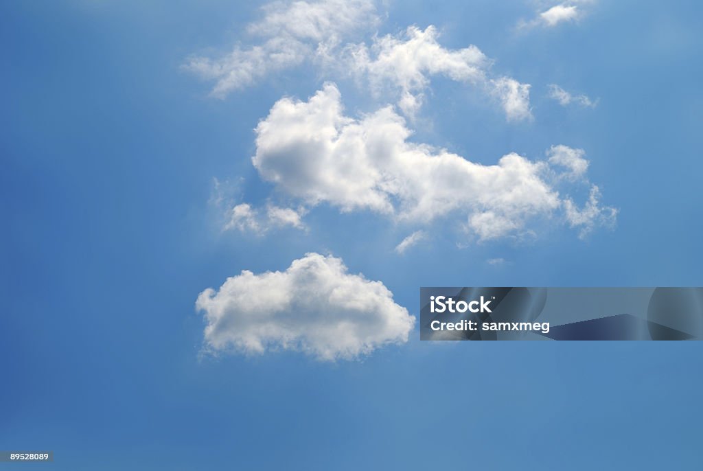Blauer Himmel und weiße Wolken - Lizenzfrei Bildhintergrund Stock-Foto