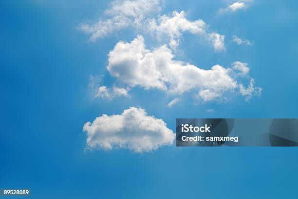 Blauer Himmel Und Weiße Wolken Stockfoto und mehr Bilder von Bildhintergrund - Bildhintergrund, Blau, Farbbild