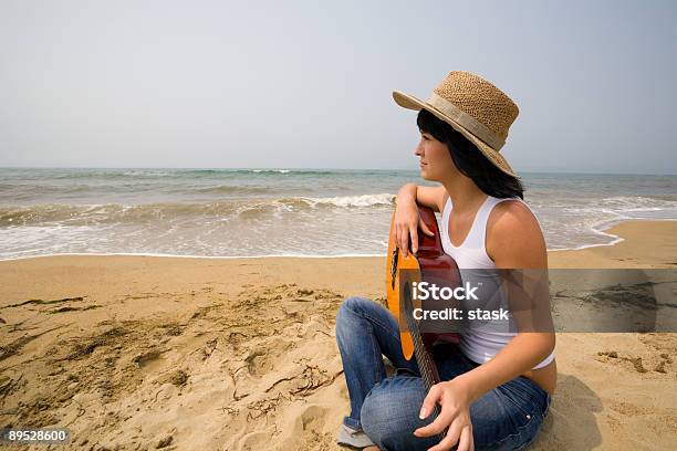 Menina Guitarra - Fotografias de stock e mais imagens de Cor preta - Cor preta, Adolescente, Brincar