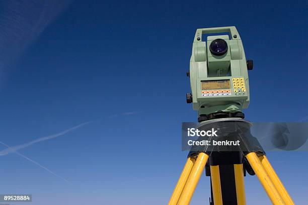 Terra Agrimensura Sob Céu Azul - Fotografias de stock e mais imagens de Geodesia - Geodesia, Amarelo, Ao Ar Livre