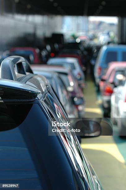 Espera De Automóviles Foto de stock y más banco de imágenes de Coche - Coche, Tráfico, Aire libre