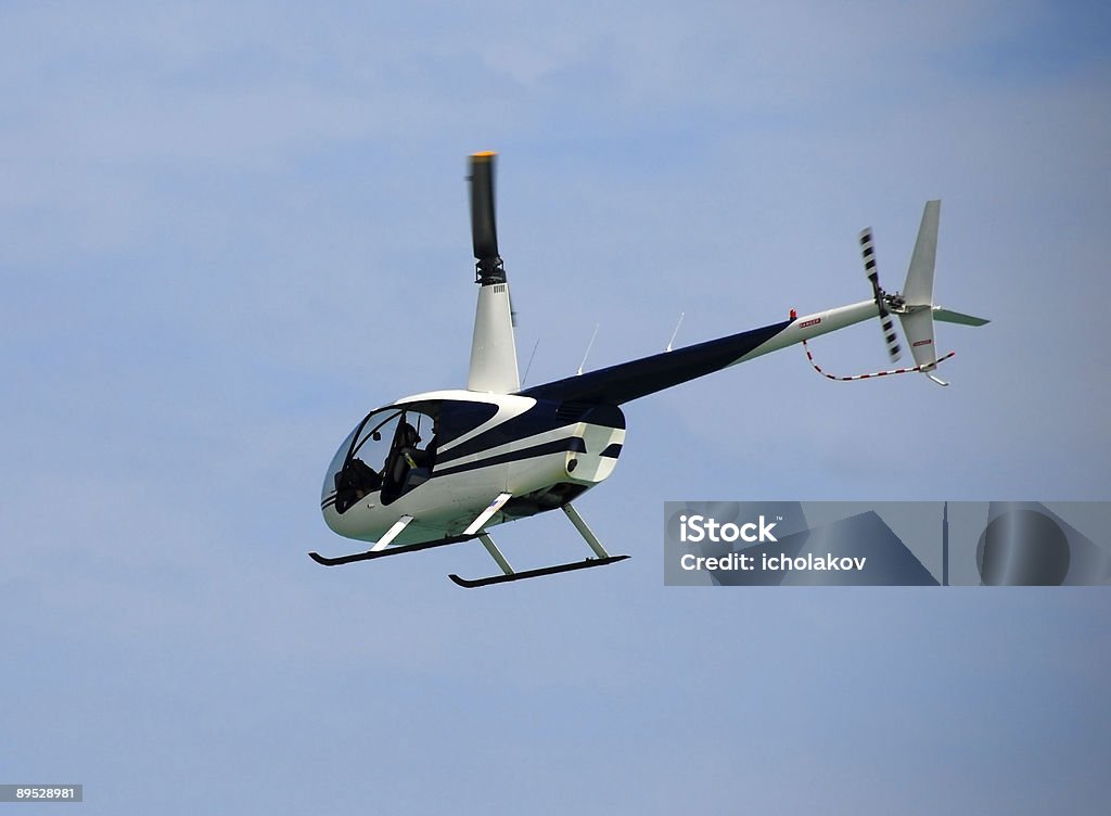 Un hélicoptère en vol - Photo de Hélicoptère libre de droits