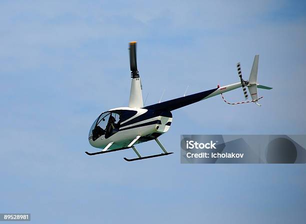 Photo libre de droit de Un Hélicoptère En Vol banque d'images et plus d'images libres de droit de Hélicoptère - Hélicoptère, Léger, En l'air