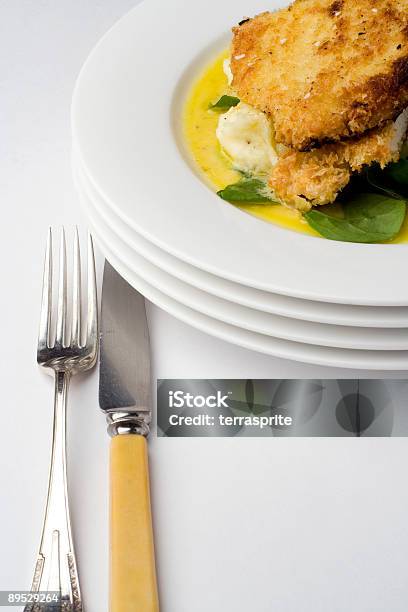 Pollo Milanesa Con Cuchillo Y Tenedor Foto de stock y más banco de imágenes de Al horno - Al horno, Alimento, Alimentos cocinados