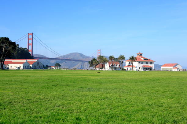 vista da ponte golden gate do presídio - california golden gate bridge san francisco bay area san francisco bay - fotografias e filmes do acervo