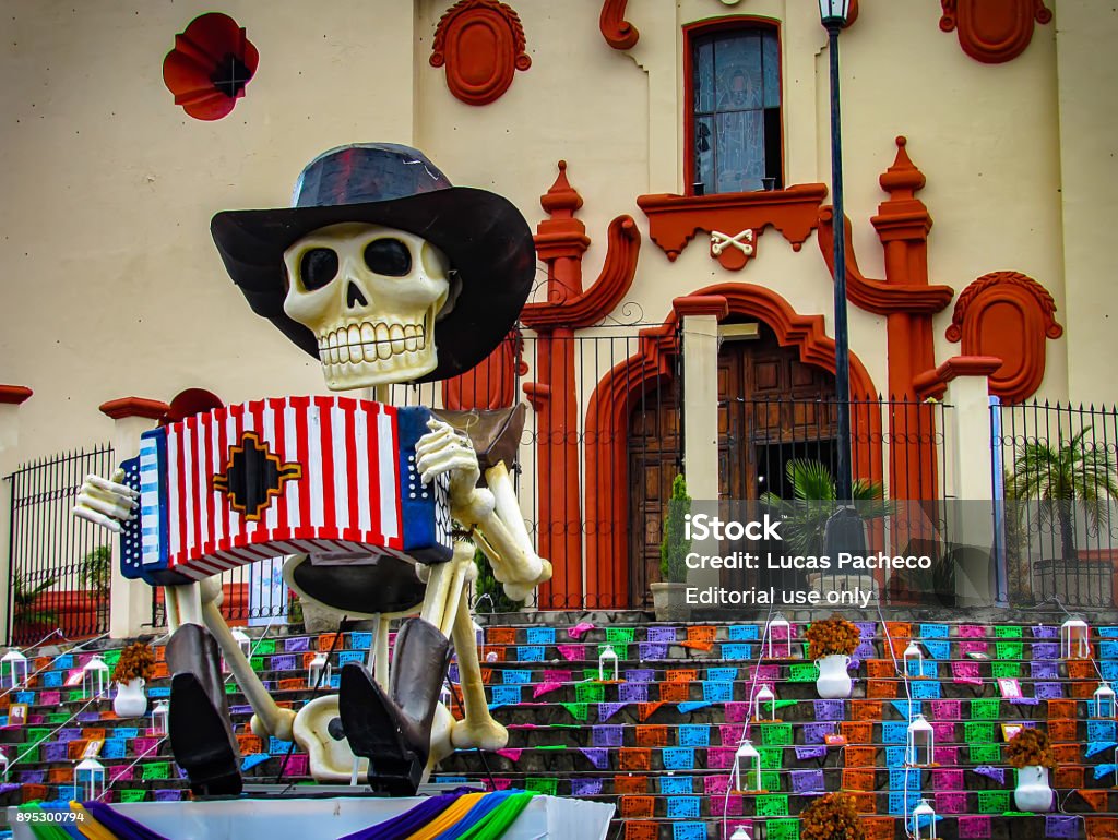 Día De Muertos De Santiago En México Foto de stock y más banco de imágenes  de Calle - iStock