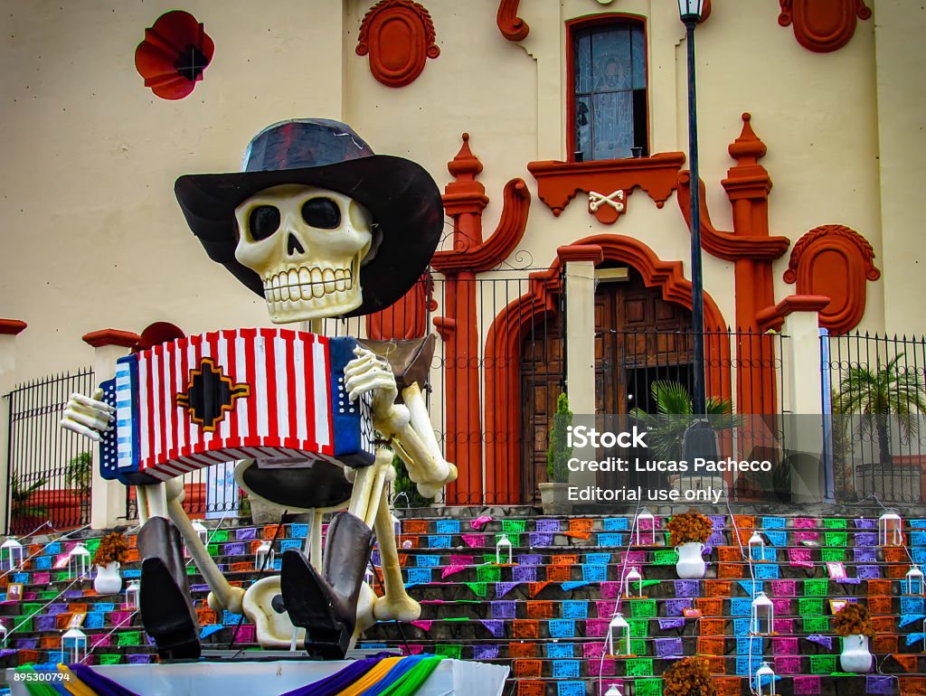 Día De Muertos De Santiago En México Foto de stock y más banco de imágenes de Calle - iStock Día De Muertos De Santiago En México Foto de stock y más banco de imágenes de Calle - iStock
