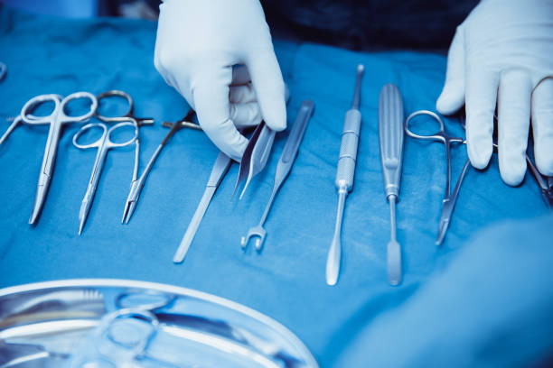 Gros plan de gommage infirmière prenant des instruments médicaux, de chirurgie et de la notion d’urgence - Photo