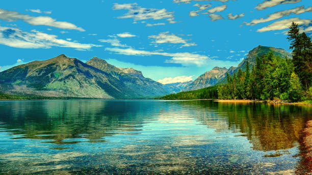 lago mcdonald, glacier national park, montana, stati uniti - us glacier national park mcdonald lake mcdonald creek montana foto e immagini stock