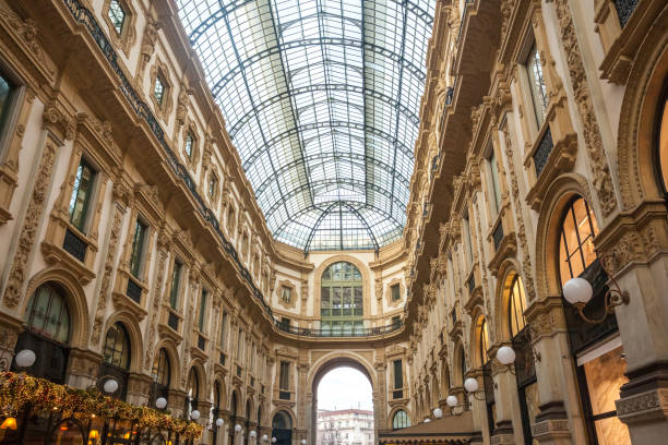 interista della galleria vittorio emanuele ii in piazza duomo a milano. - milan italy town square italy cathedral foto e immagini stock