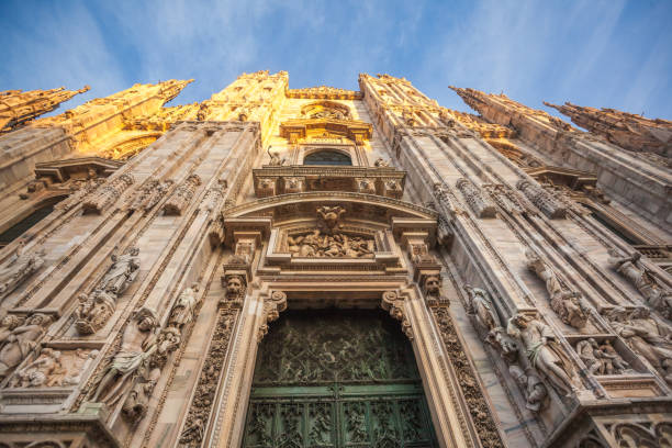 galleria vittorio emanuele ii in piazza duomo a milano - milan italy town square italy cathedral foto e immagini stock