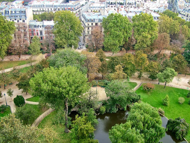 istock Square in Paris, France 895409798